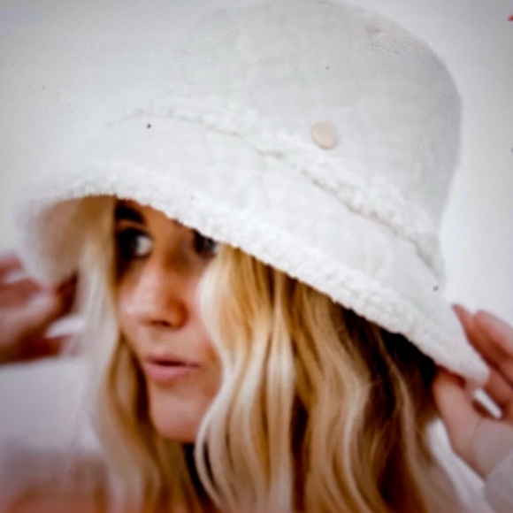 Slope Style Quilted Fur Trim Bucket Hat in Cream - Picture 3 of 3